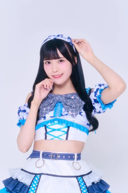 アイドル衣装の女性