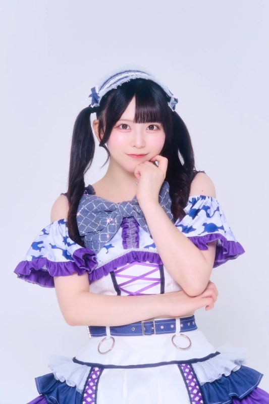 アイドル衣装の女性