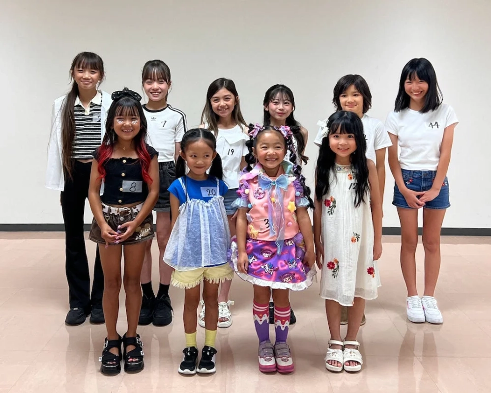 女の子たちがポーズをとっている集合写真
