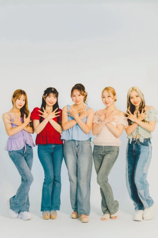 Chu-Zのメンバーが笑顔で立つ集合写真