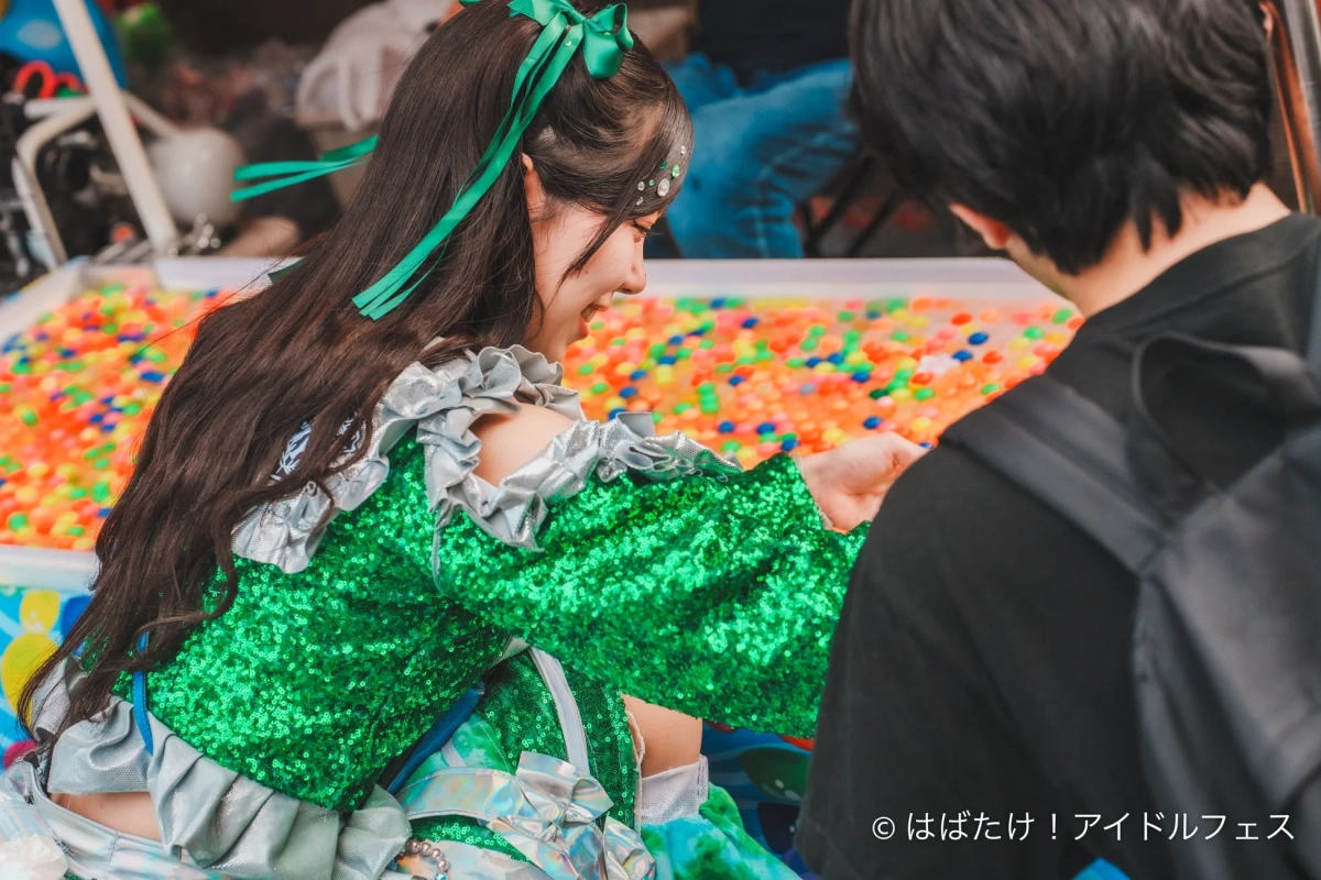 屋台で接客するアイドル