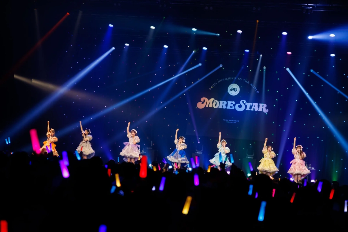 アイドルグループのステージパフォーマンス