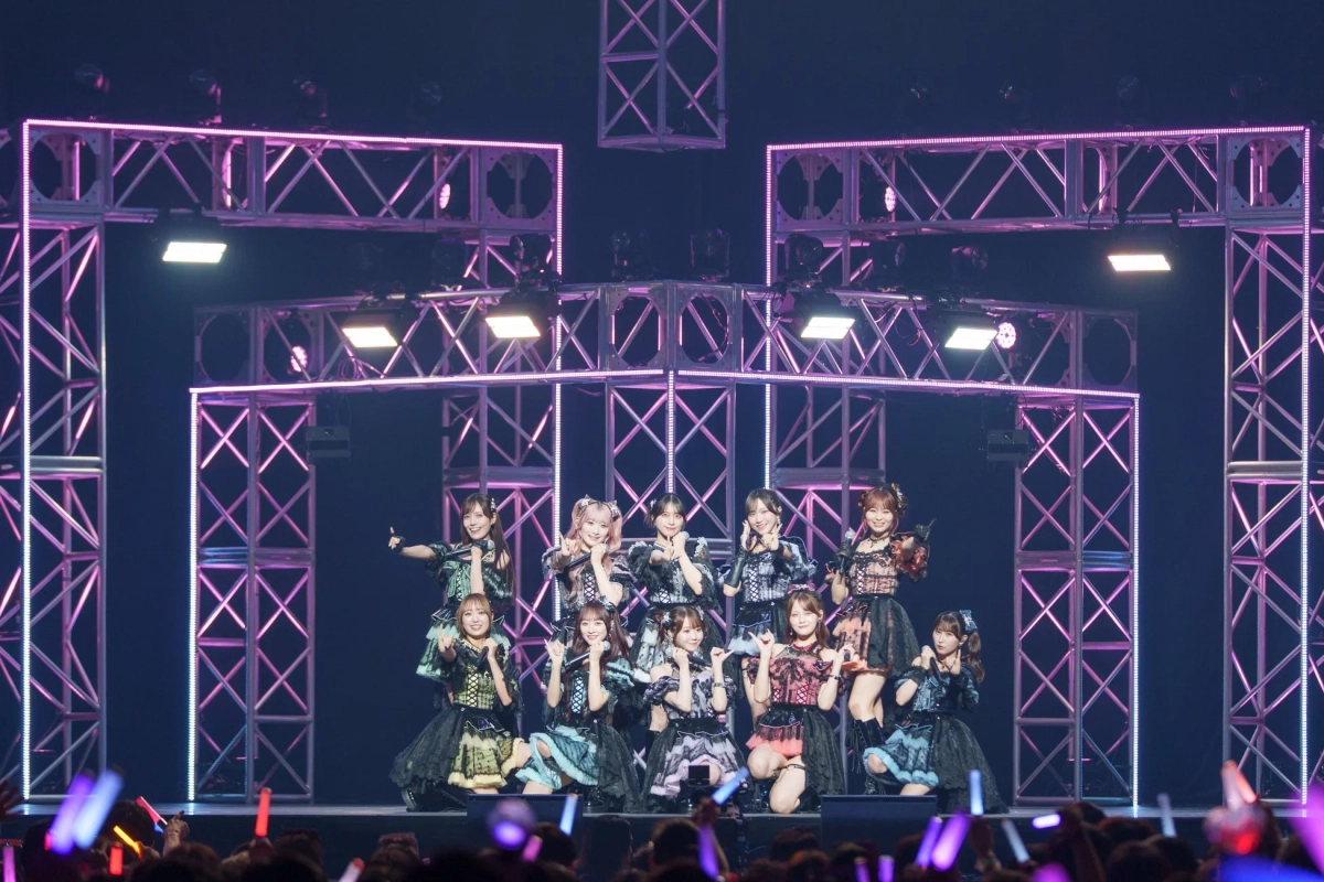 ステージ上でパフォーマンスする＝LOVE