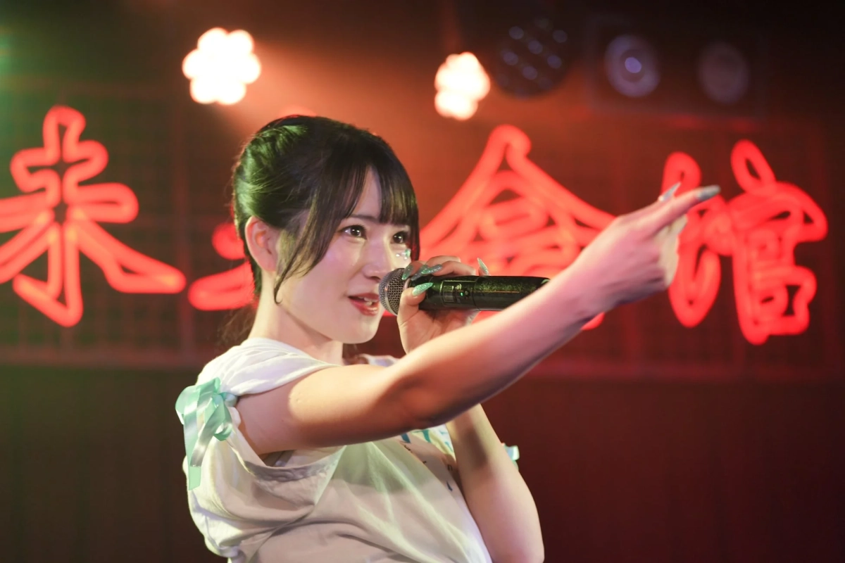 ステージでマイクを持ち指を差す三葉ゆめみさん