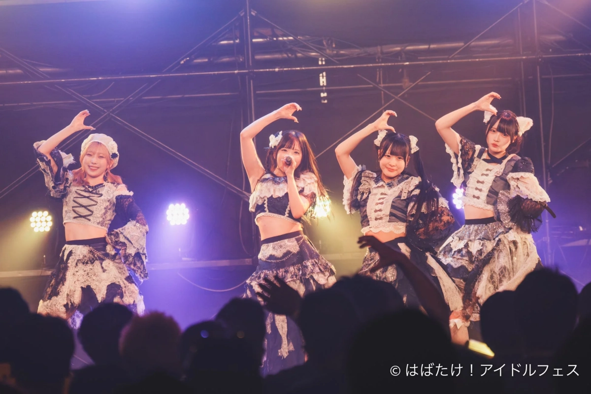 ステージでパフォーマンスするアイドルグループ