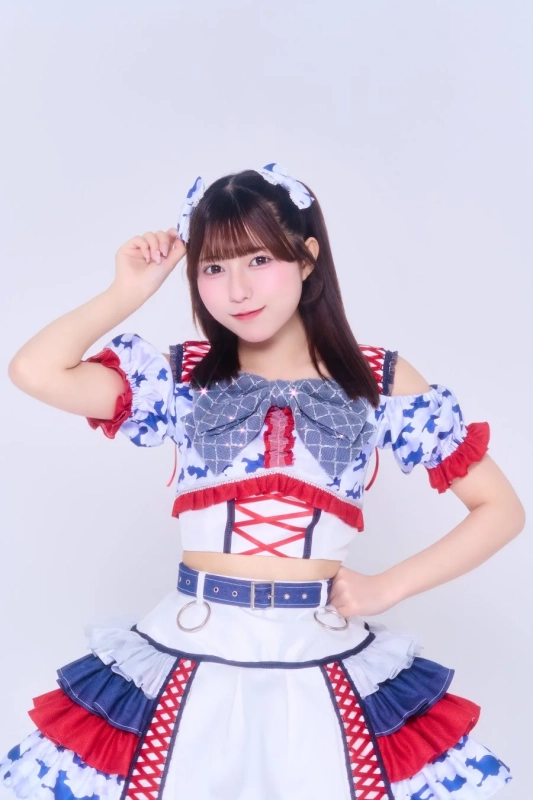 アイドル衣装の女性
