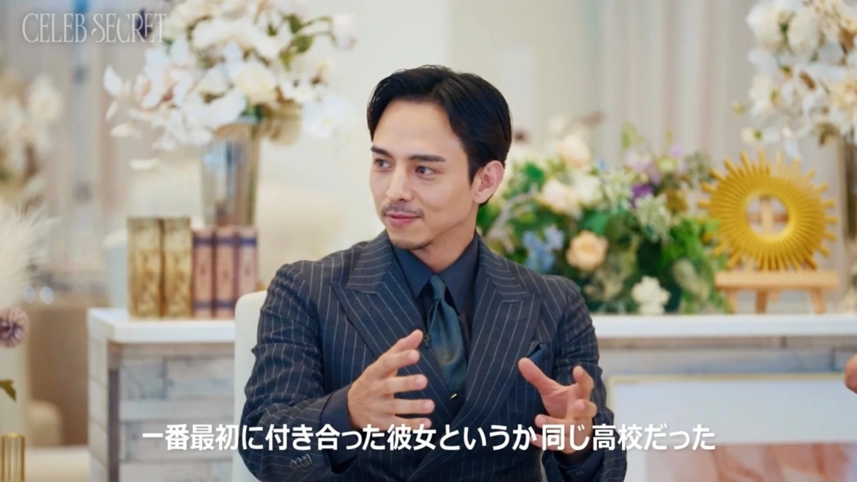 インタビューに応じる満島真之介さん