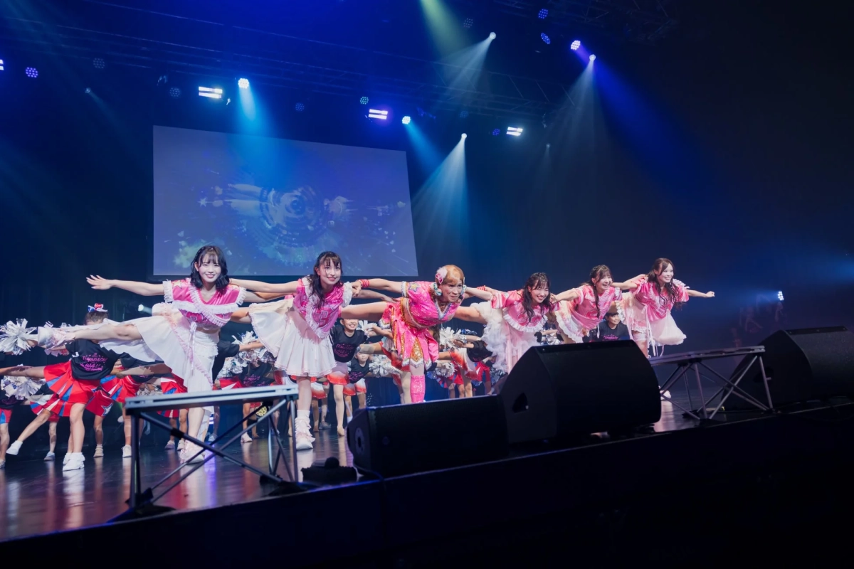 ピンクと白の衣装でダンスを披露するチアリーディングチーム