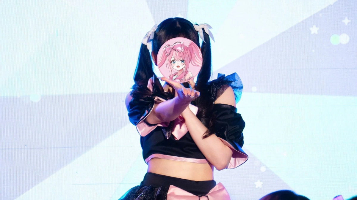 ツインテールの女性がアイドル衣装でステージに立つ