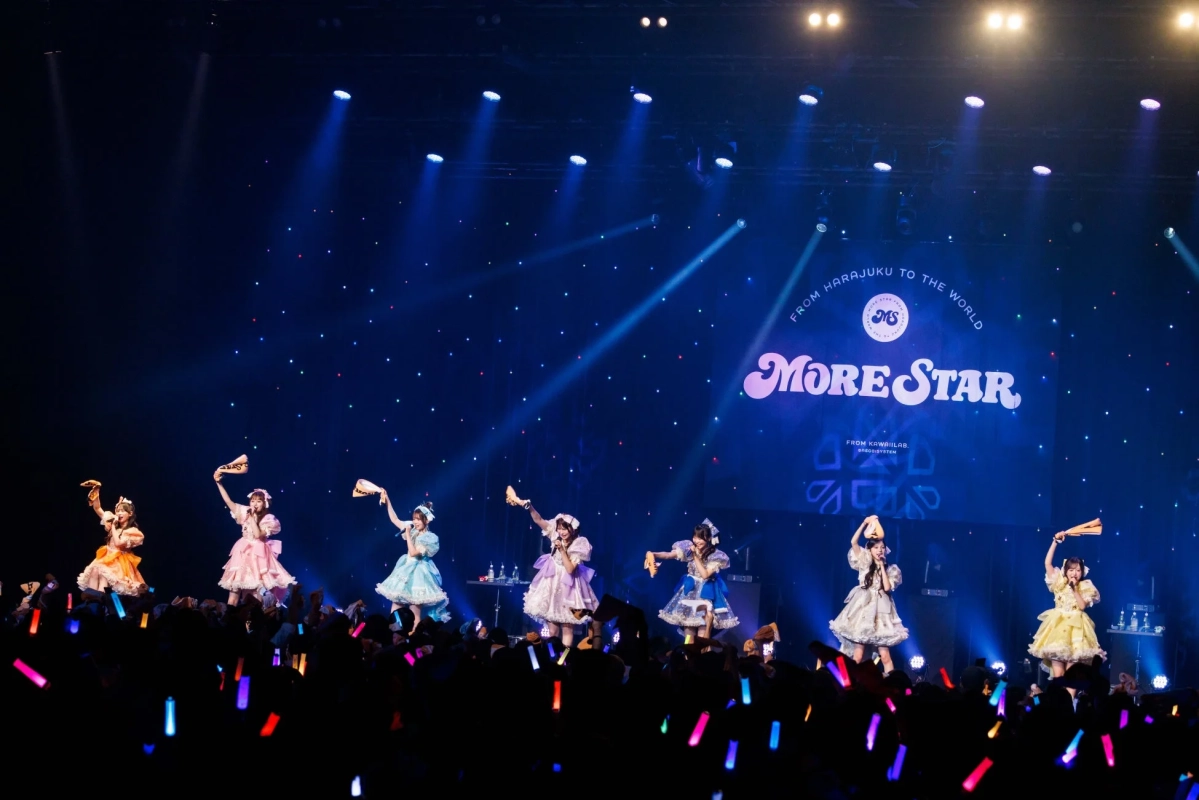 ライブステージでパフォーマンスするアイドルグループ