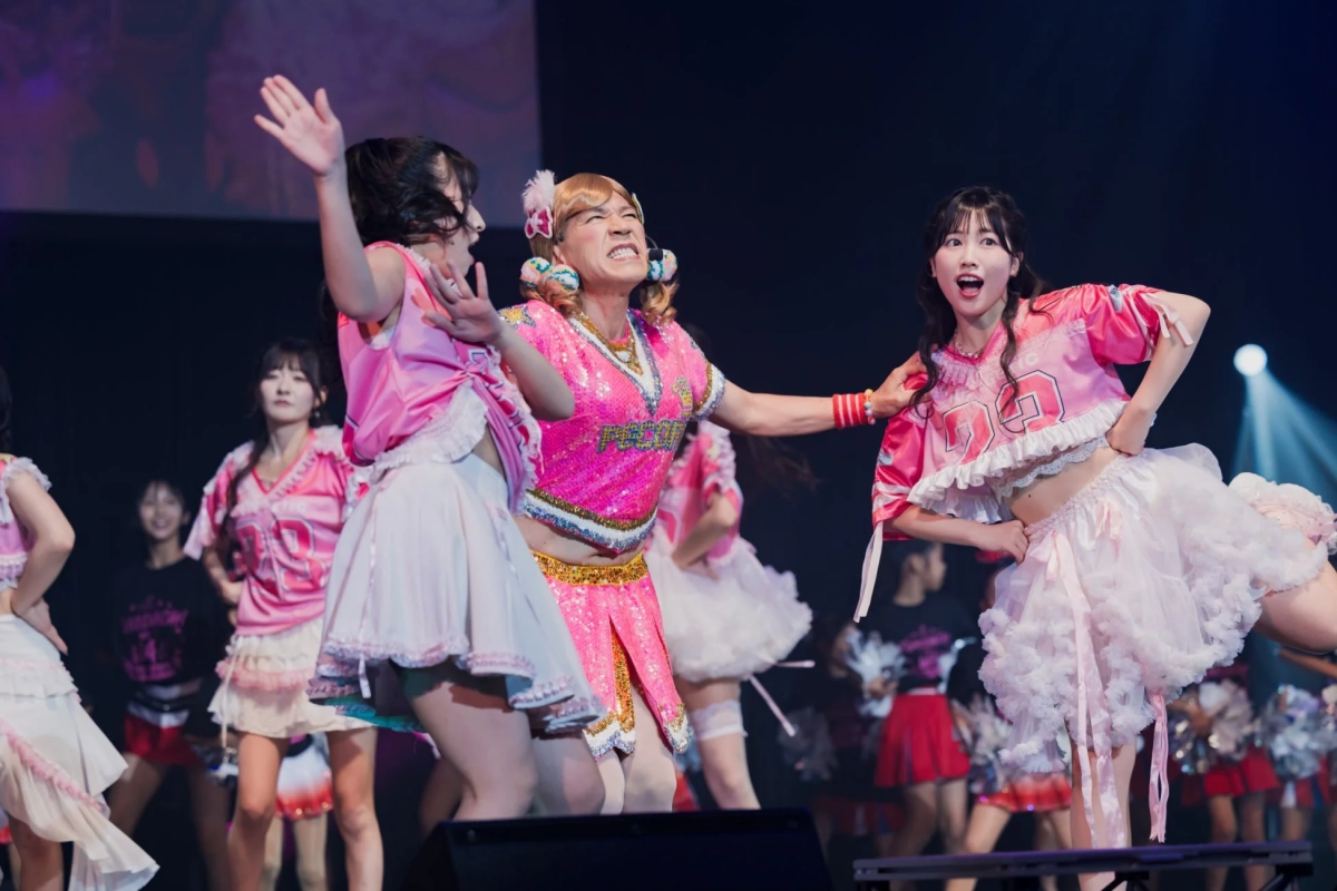 SAKURA GRADUATIONとパフォーマーによるエネルギッシュなダンス