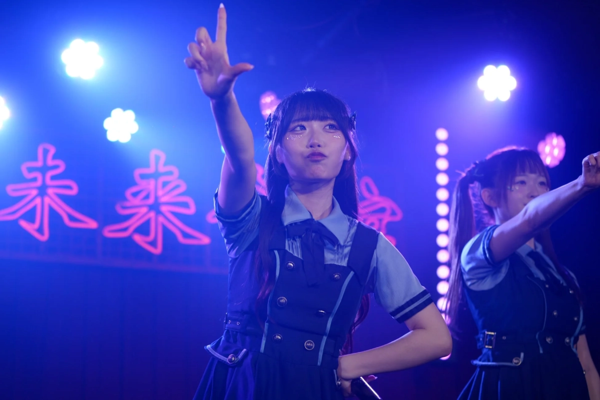 青いステージライトに照らされた日向さきなさん