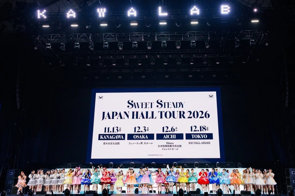 アイドルグループ「SWEET STEADY」の2026年ジャパンホールツアー告知が映し出されたステージ