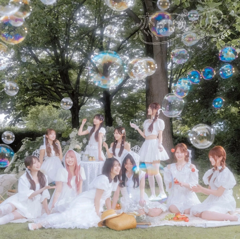 白いワンピースの女性アイドルグループがシャボン玉舞う公園でピクニック