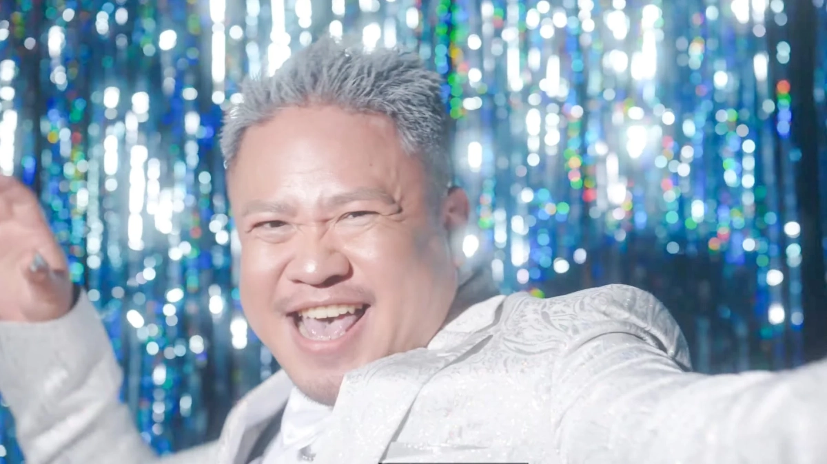 白いスーツの男性