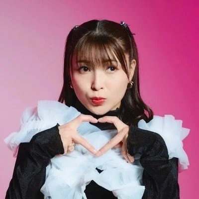 ハートポーズの女性