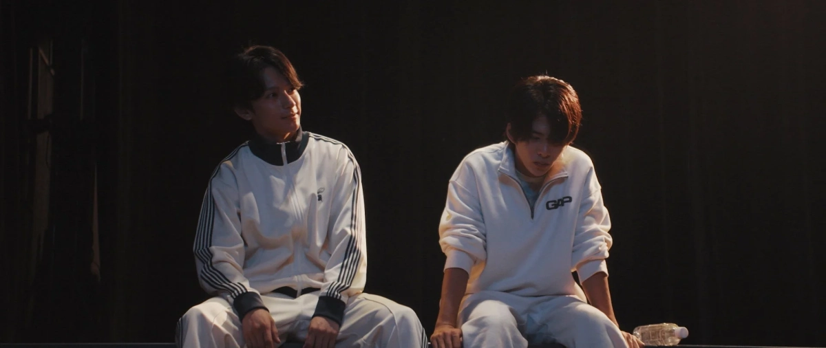 休憩中の二人の男性