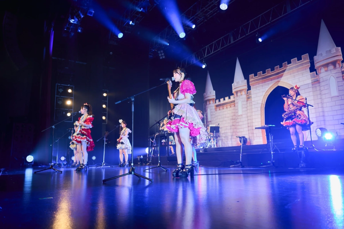 楽器を演奏するメンバー