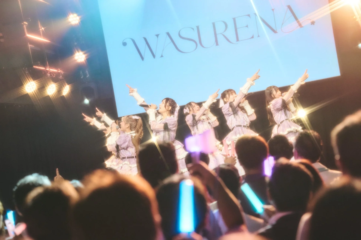 ライブ会場のWASURENAロゴと観客