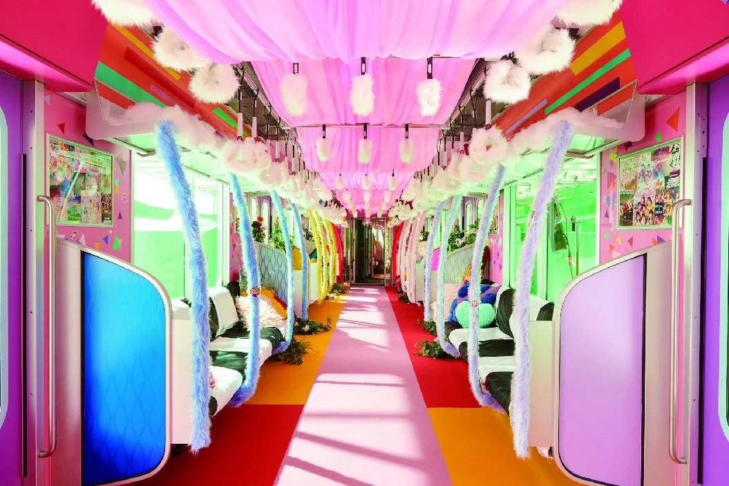 コラボトレイン車内装飾