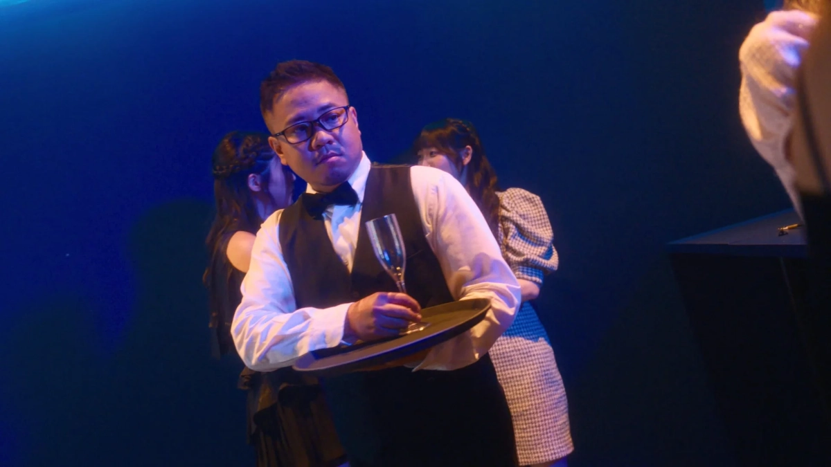 ウェイターのような男性