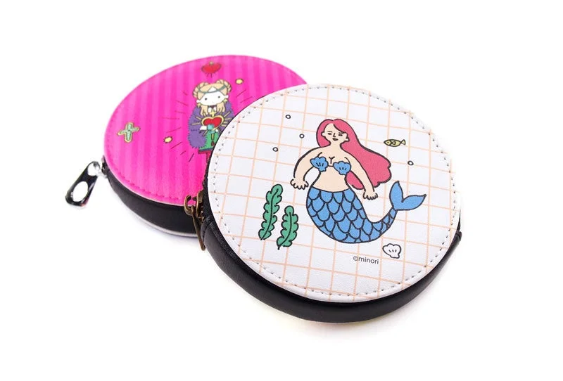 人魚と聖女のようなキャラクターが描かれたコインケース