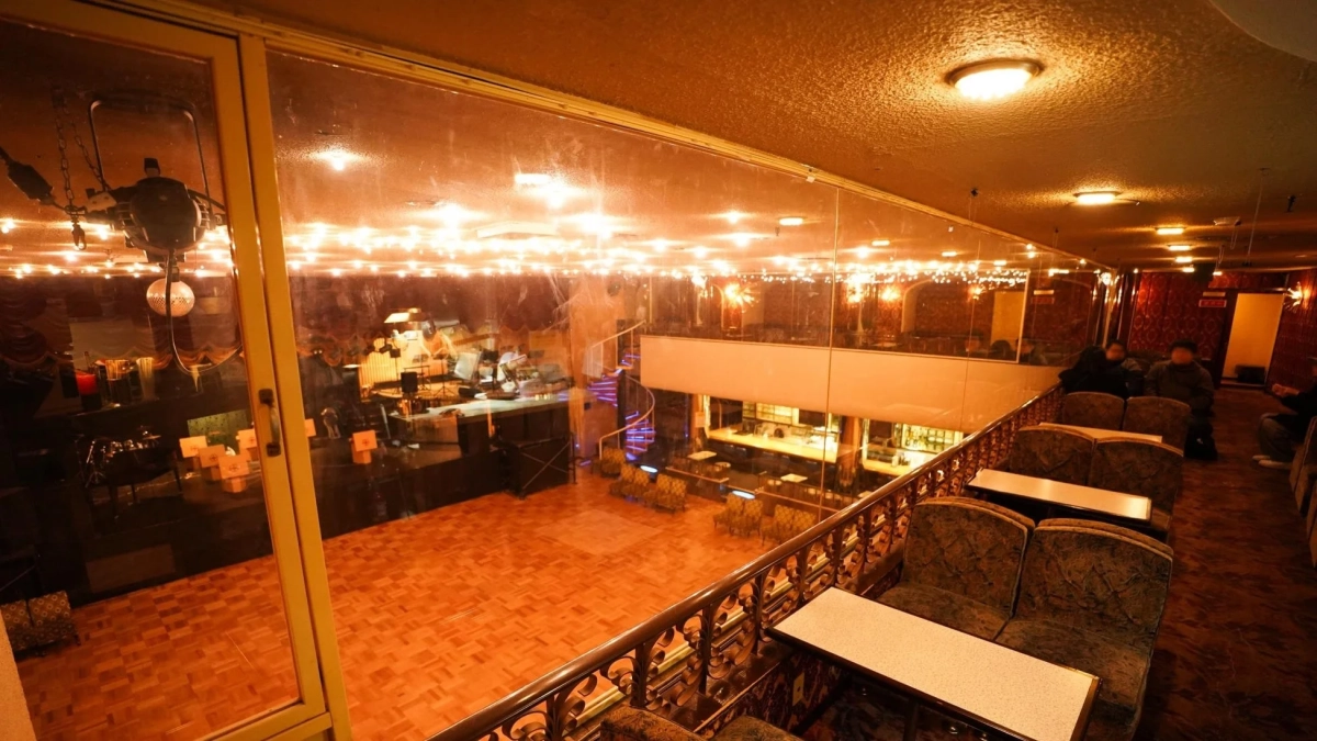 広々としたバーまたはライブハウス