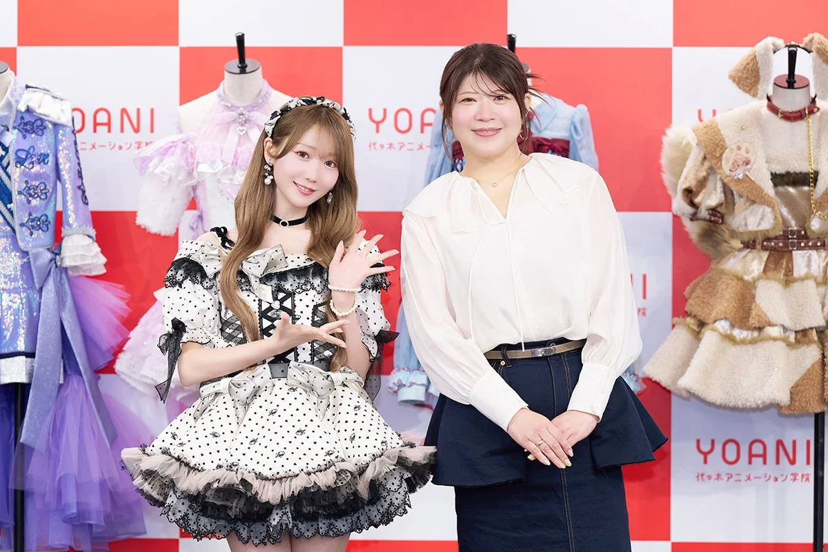 笑顔でポーズをとる大谷映美里氏と茅野しのぶ氏
