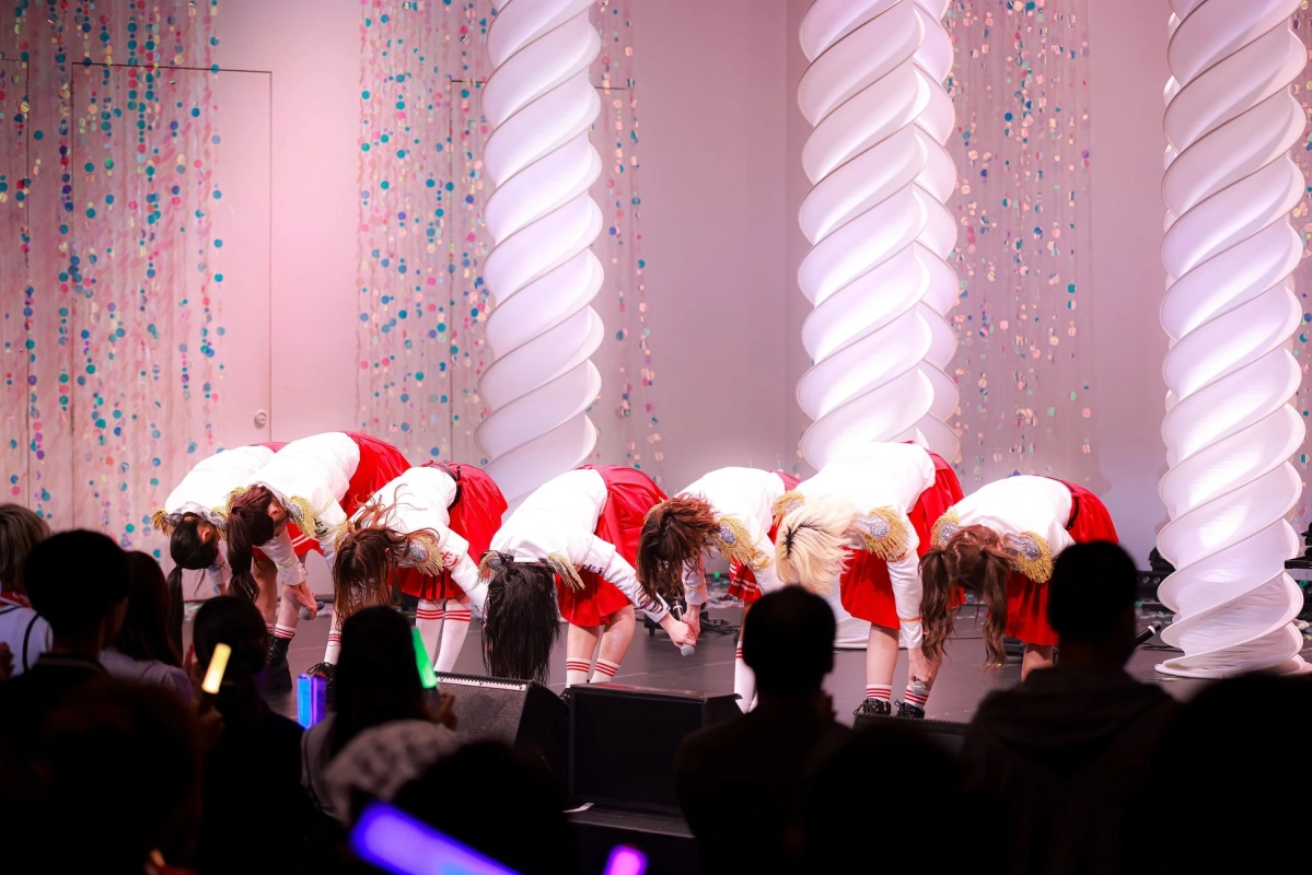 ライブ終了後にお辞儀をするRealRomantic