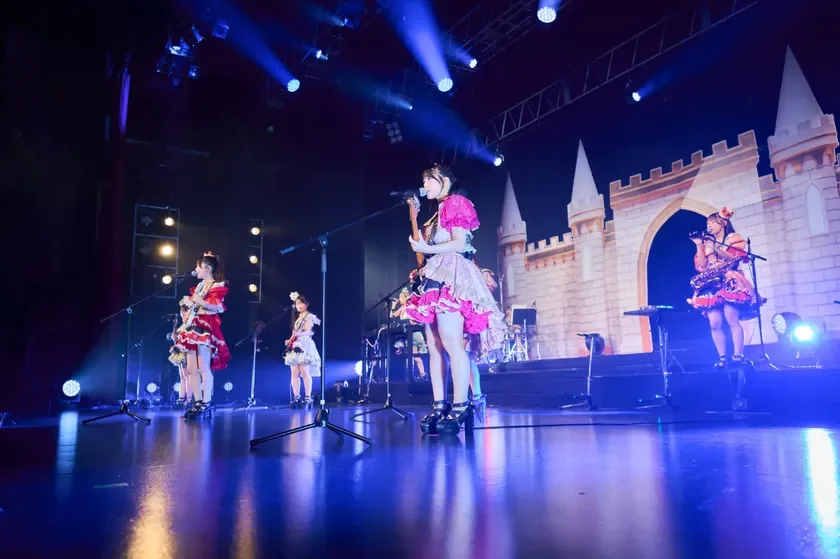 楽器を演奏するアイドルグループ