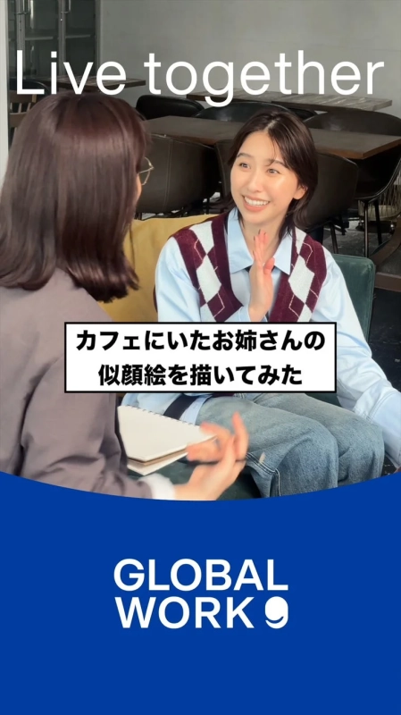 カフェで会話する玉井詩織さんと堺小春さん