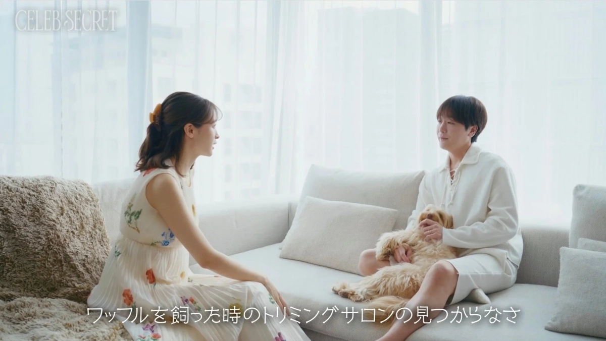 犬を抱く藤井サチさん