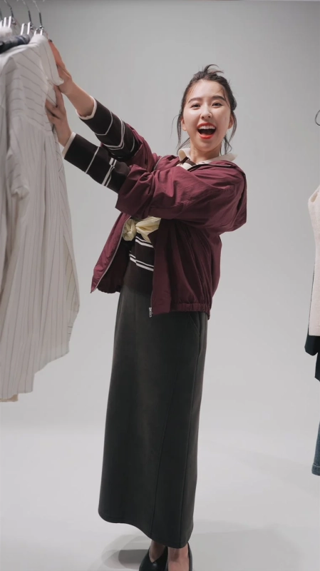 秋のスタイリングを披露する堺小春さん