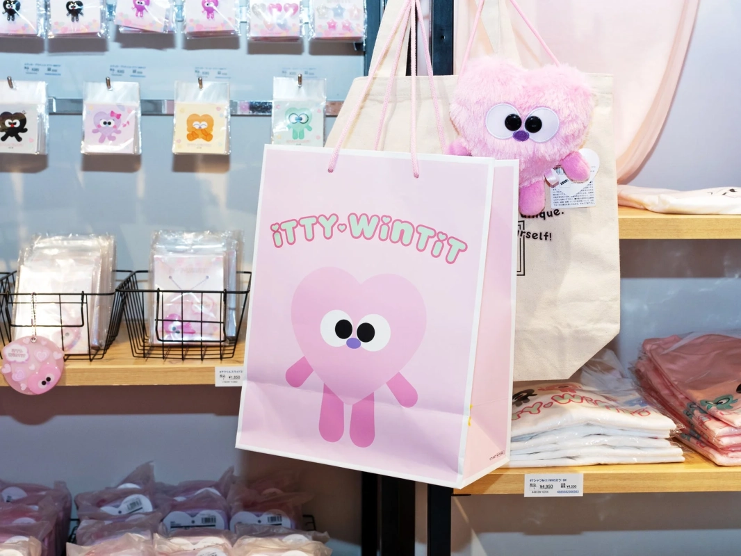 ショッピングバッグとキャラクターグッズ