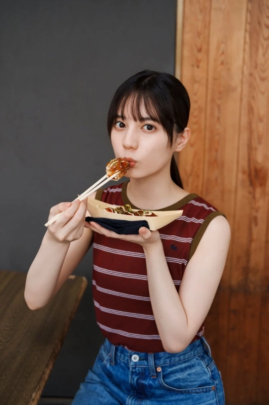たこ焼きを食べる小坂菜緒
