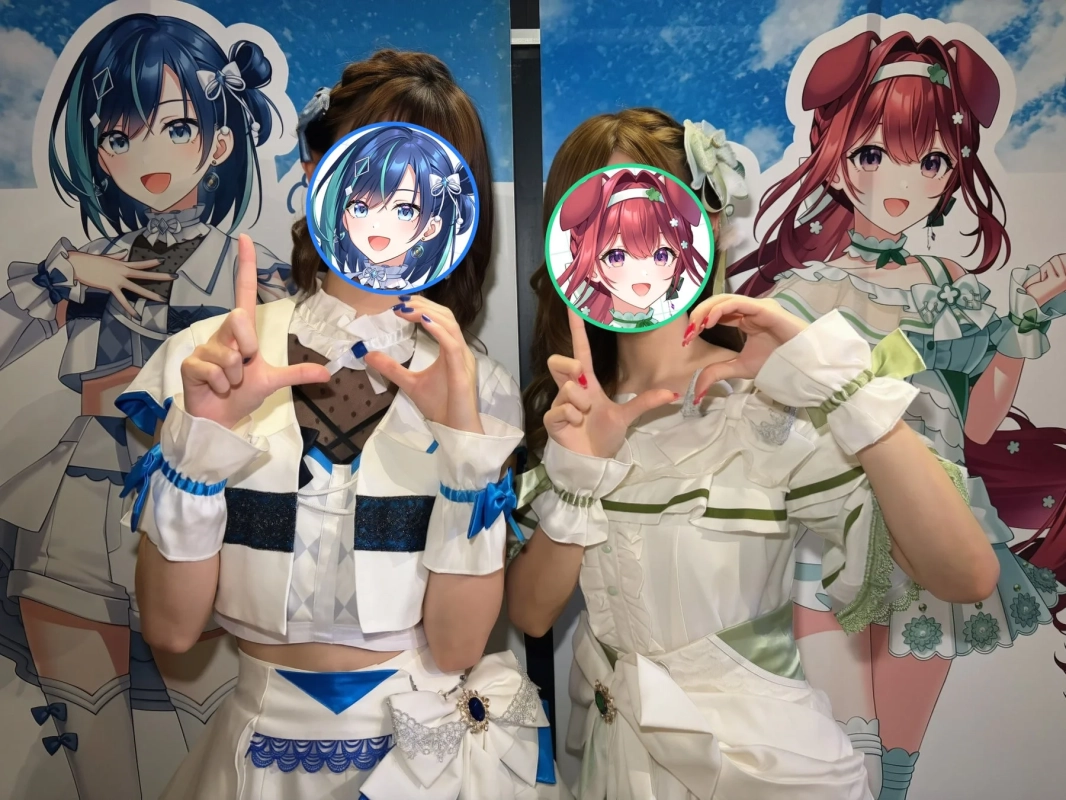 2人の女性がアニメキャラクターの衣装を着てポーズをとっている