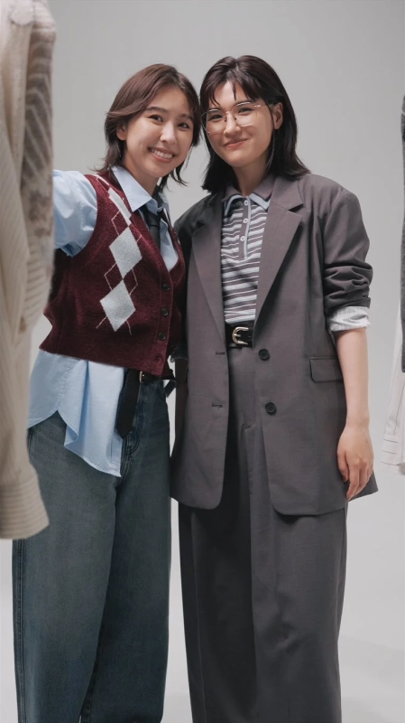 秋のスタイリングを披露する玉井詩織さんと堺小春さん