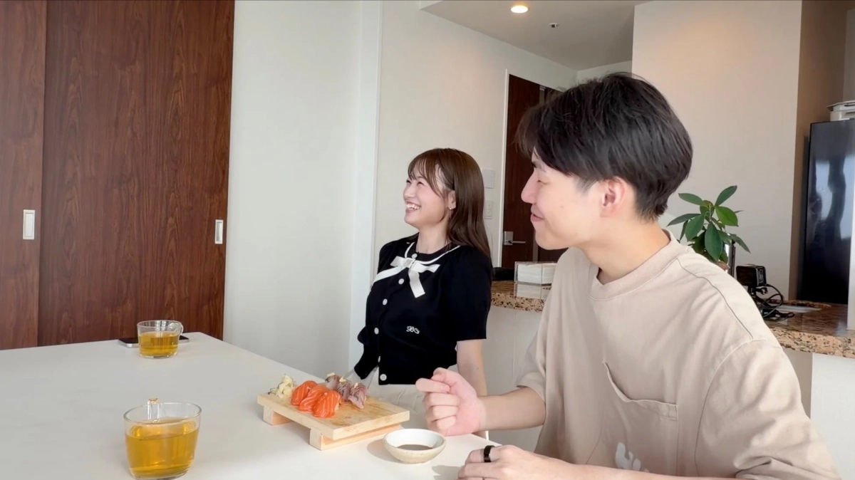 リビングで寿司を囲むカップル