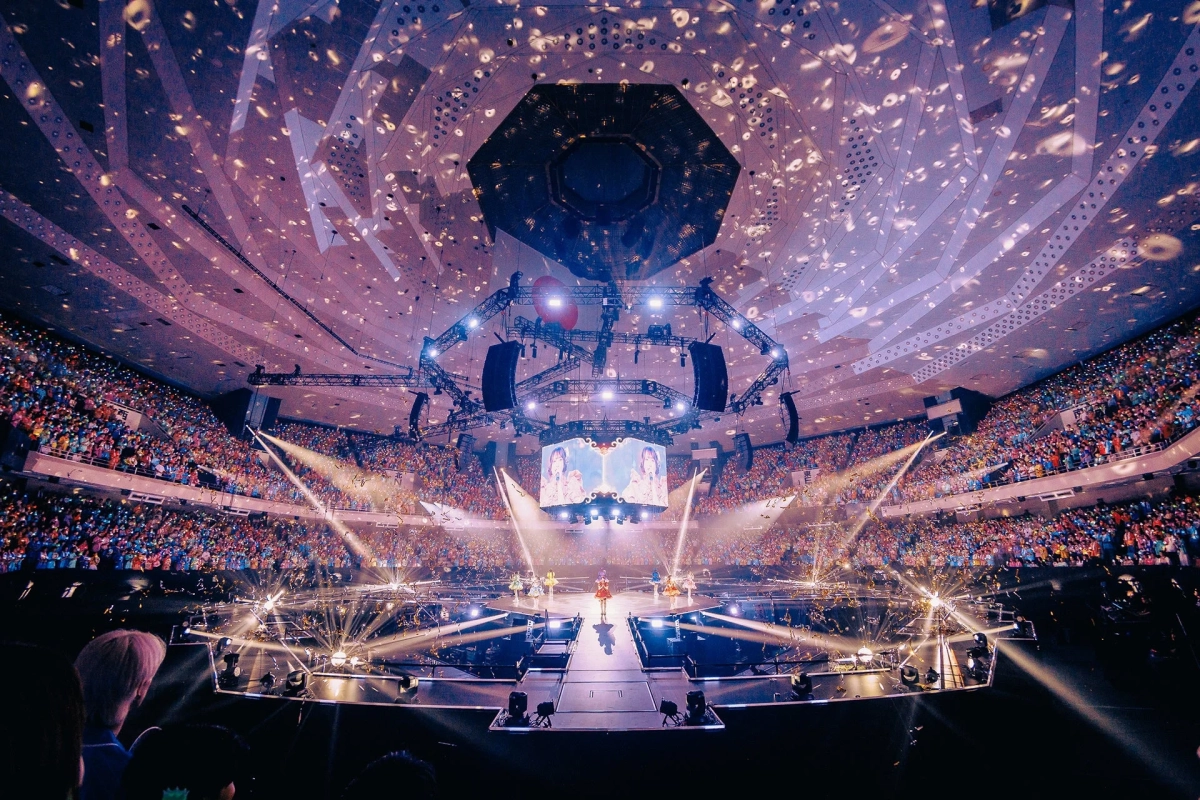多数の観客で埋め尽くされたアリーナでのライブパフォーマンス