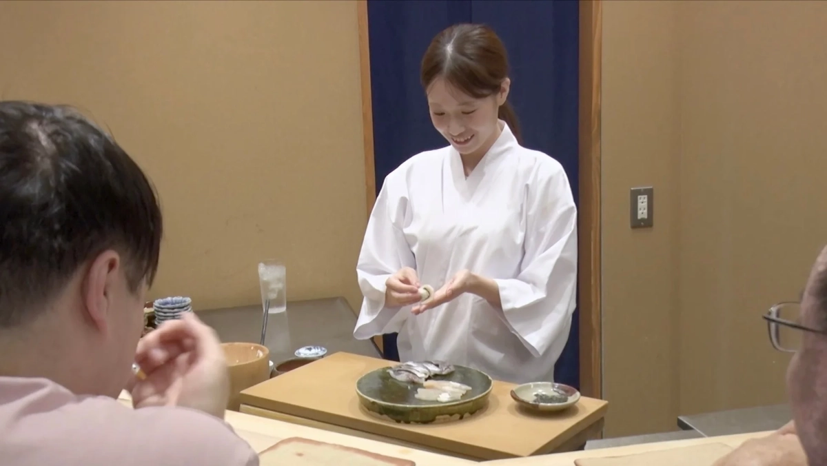 寿司を握る朝長美桜