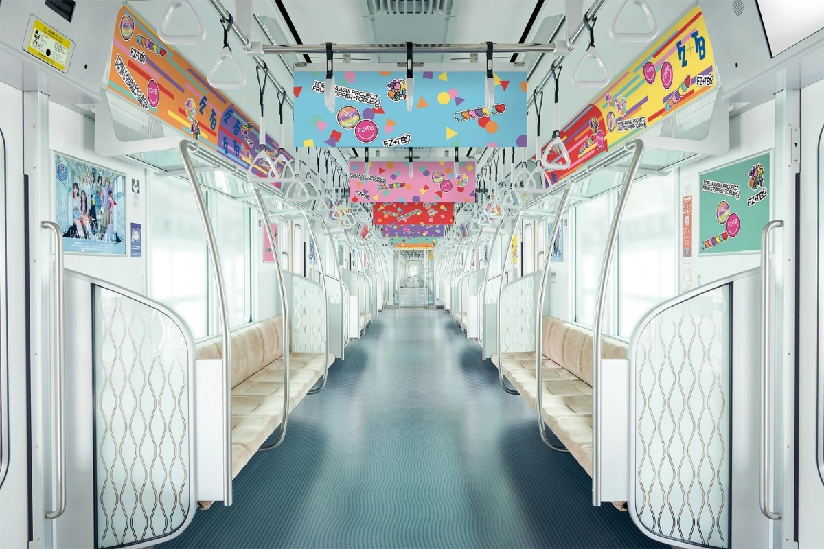 コラボトレイン車内