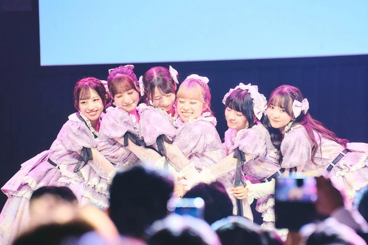ステージ上のアイドルグループWASURENA
