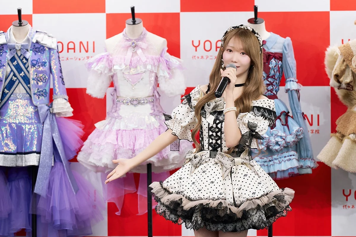 衣装を着用した＝LOVE大谷映美里氏