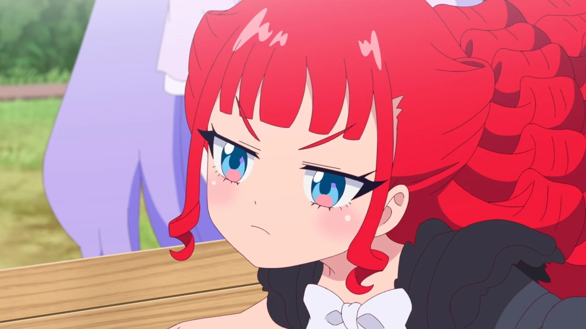 赤く豊かな髪と青い目を持つアニメの少女のクローズアップ。頬を染め、少し不機嫌そうにむすっとしています。白いリボンと黒い服を身につけています。