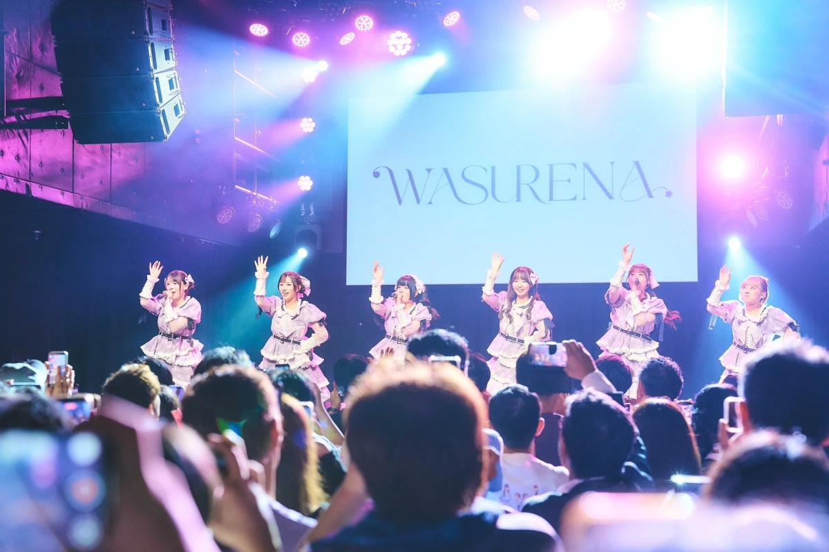 ステージでパフォーマンスするWASURENAメンバー