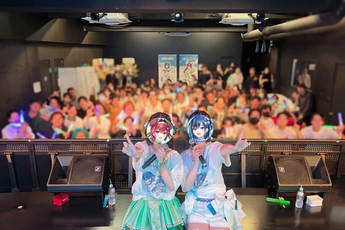 ライブ中のパフォーマーと観客