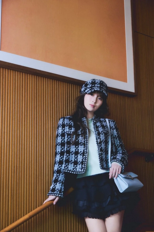 千鳥格子のジャケットとミニスカートを着用した守屋麗奈さん