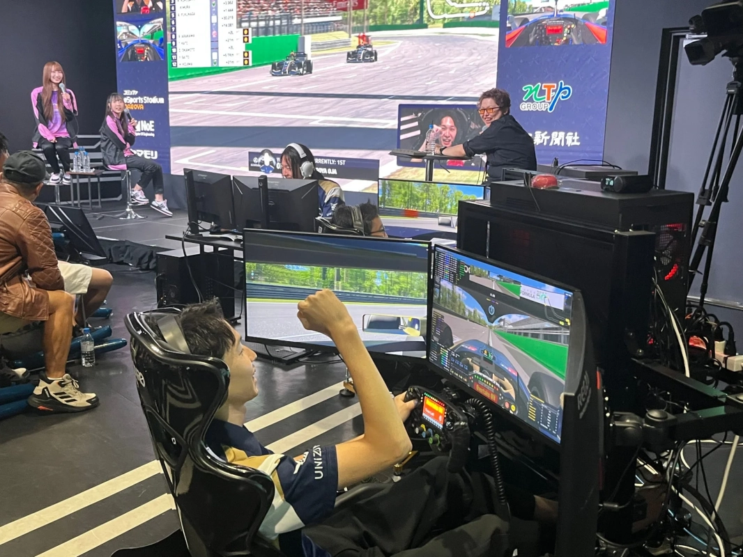 レーシングシミュレーターのeスポーツイベント会場の様子。