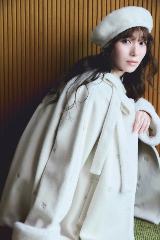 白いコートとベレー帽を着用した守屋麗奈さん