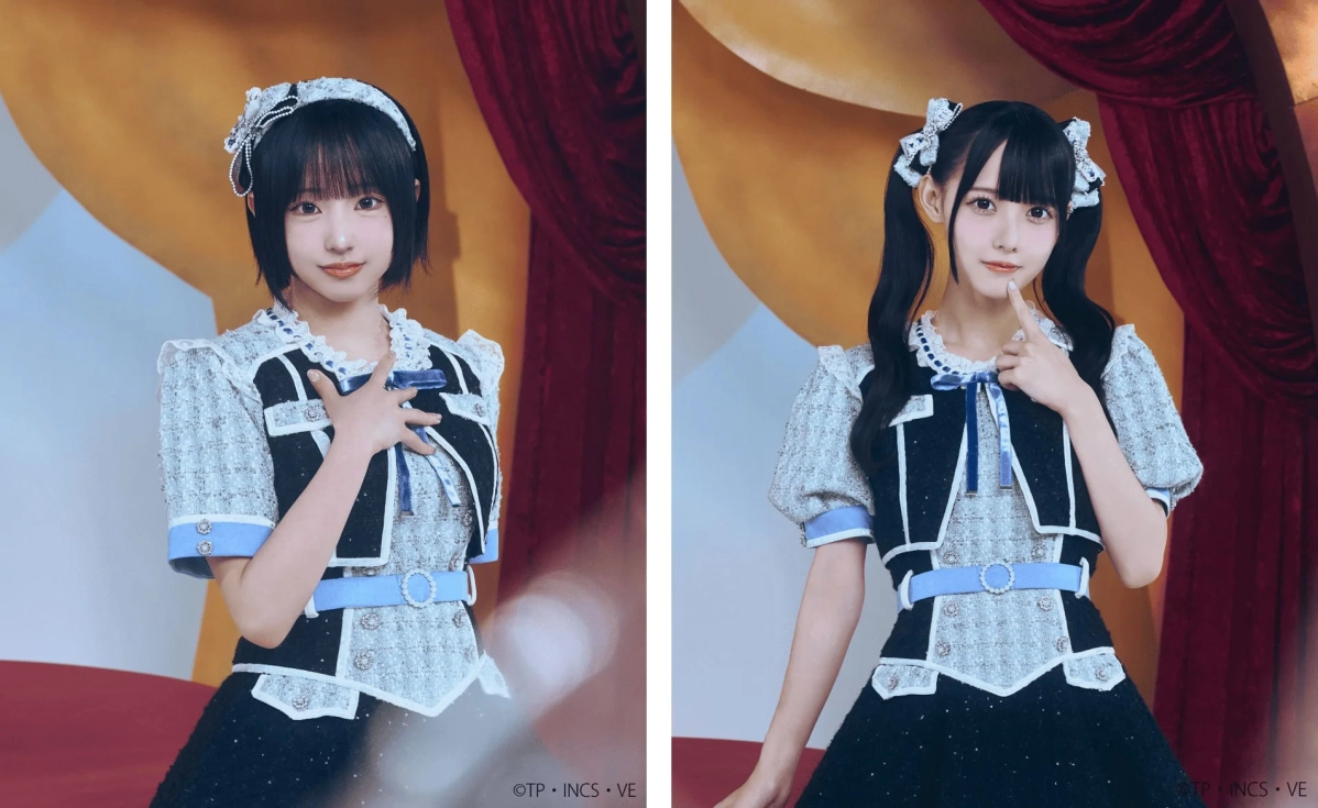 華やかな衣装をまとった2人の女性アイドル
